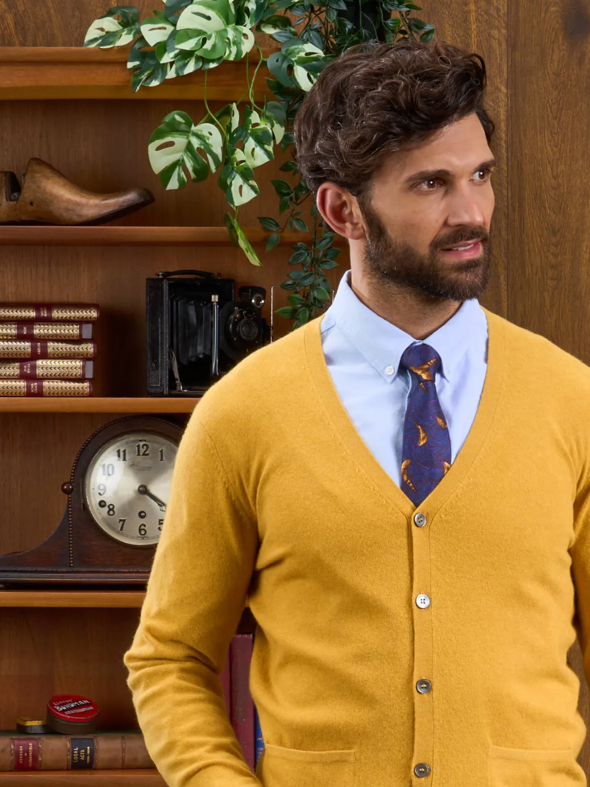 Men's Geelong Lambswool Cardigan in Honeybee - Classic Fit